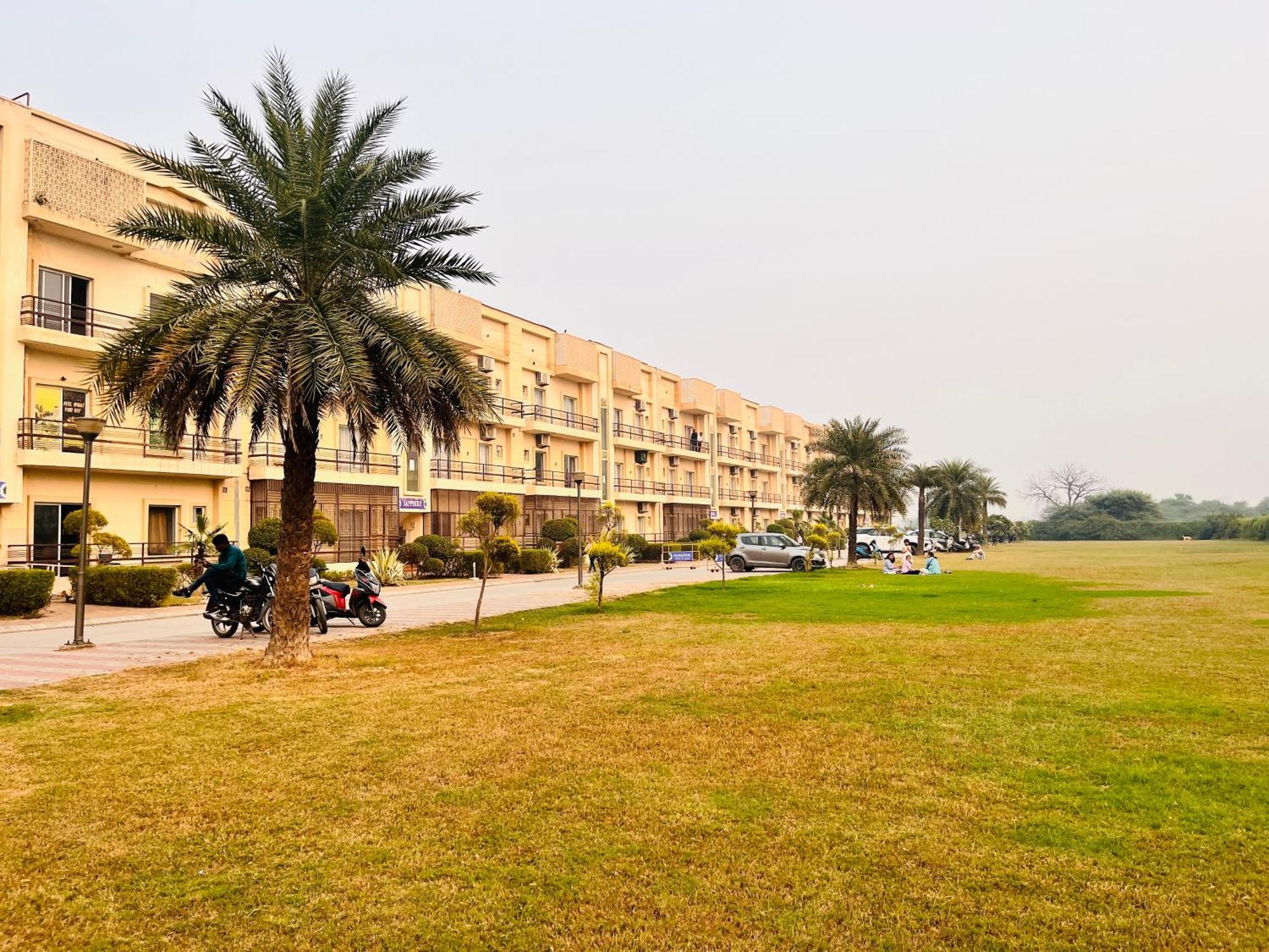 Pearl Grand Boutique Cottage In Omaxe Anandam Vrindavan - #Premium Ac Rooms With Balcony #Big Parking #Lift #Garden #Peaceful Area #Near Prem Mandir #Property Of The Year #Most Awarded Esterno foto