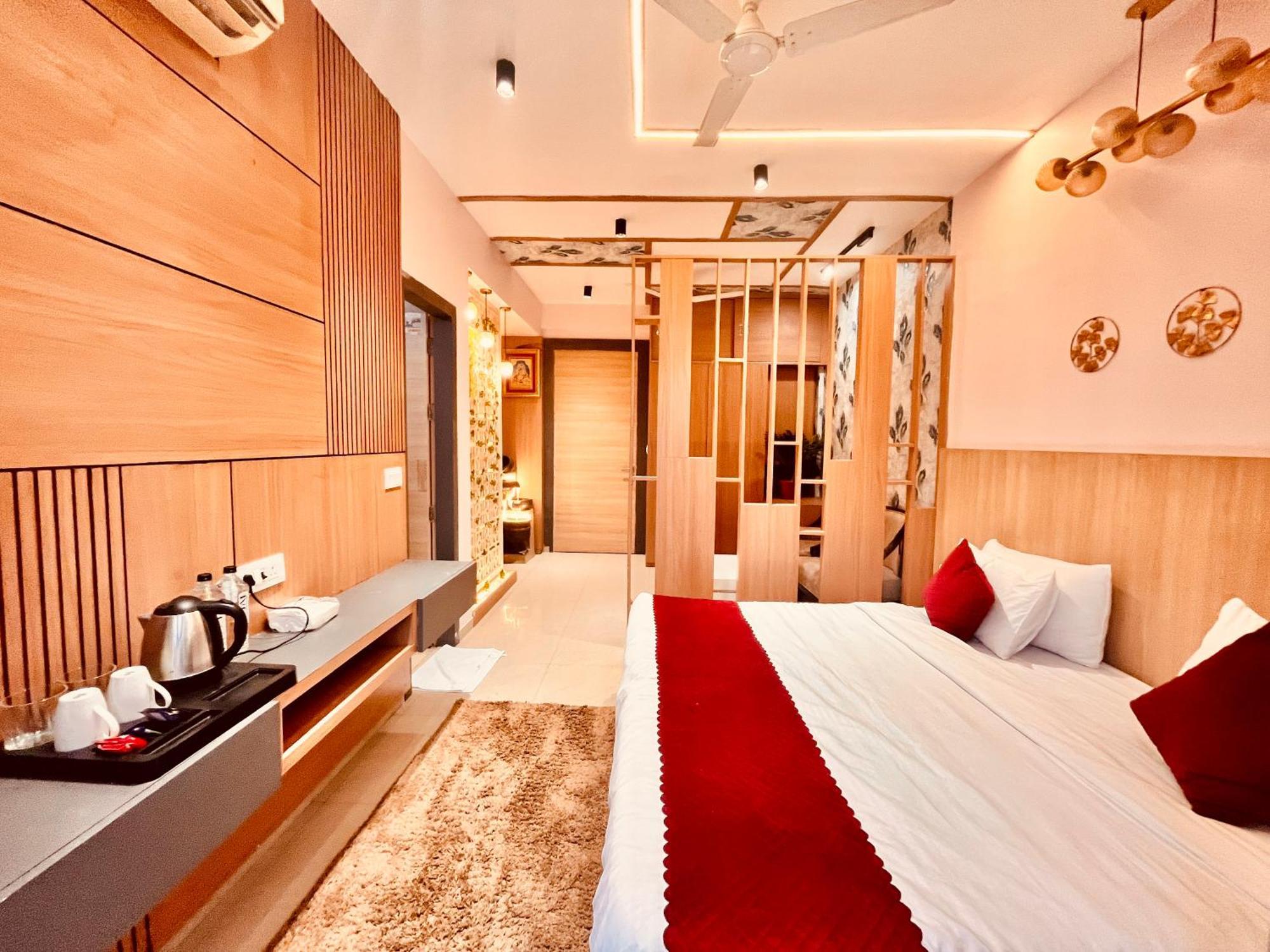Pearl Grand Boutique Cottage In Omaxe Anandam Vrindavan - #Premium Ac Rooms With Balcony #Big Parking #Lift #Garden #Peaceful Area #Near Prem Mandir #Property Of The Year #Most Awarded Esterno foto