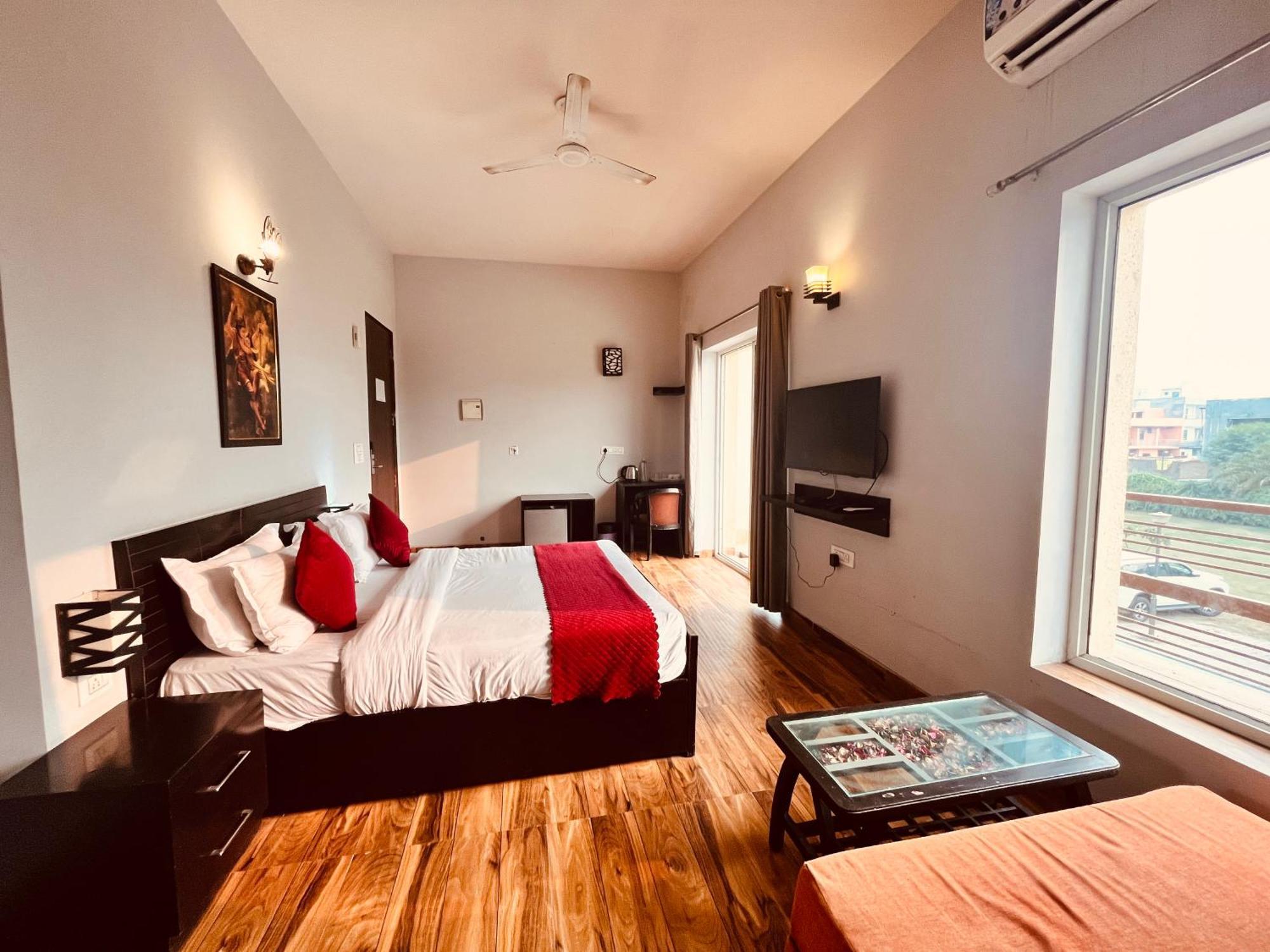 Pearl Grand Boutique Cottage In Omaxe Anandam Vrindavan - #Premium Ac Rooms With Balcony #Big Parking #Lift #Garden #Peaceful Area #Near Prem Mandir #Property Of The Year #Most Awarded Esterno foto