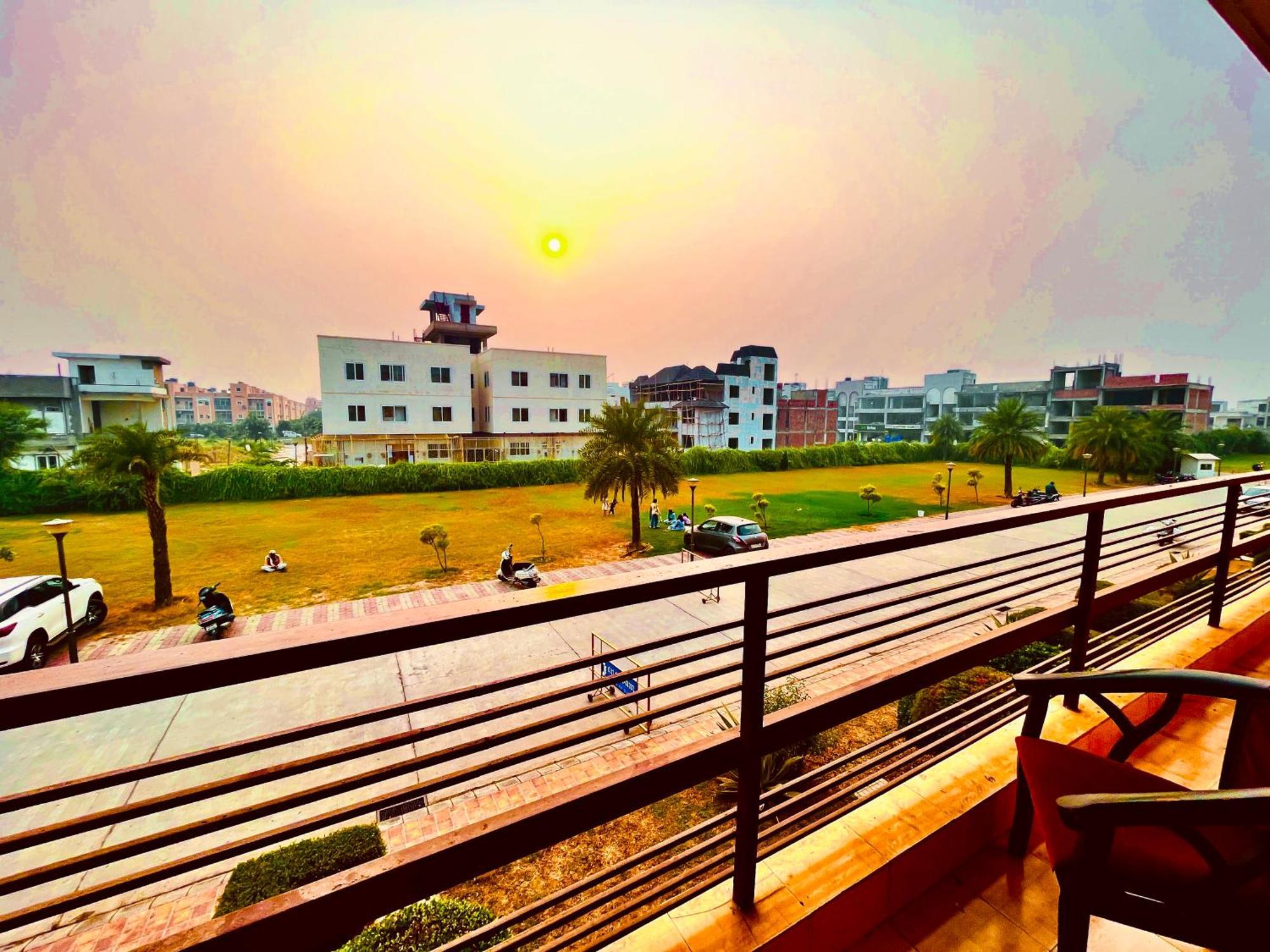 Pearl Grand Boutique Cottage In Omaxe Anandam Vrindavan - #Premium Ac Rooms With Balcony #Big Parking #Lift #Garden #Peaceful Area #Near Prem Mandir #Property Of The Year #Most Awarded Esterno foto