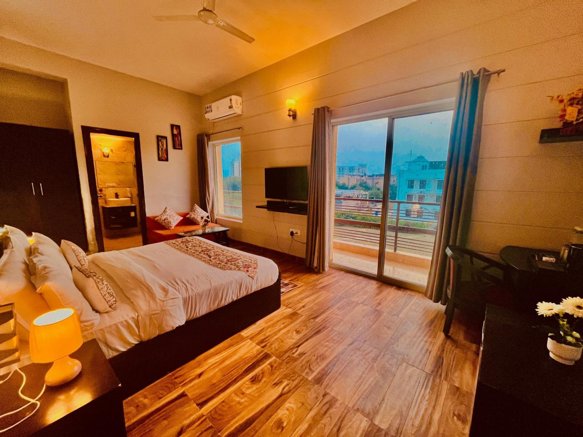 Pearl Grand Boutique Cottage In Omaxe Anandam Vrindavan - #Premium Ac Rooms With Balcony #Big Parking #Lift #Garden #Peaceful Area #Near Prem Mandir #Property Of The Year #Most Awarded Esterno foto