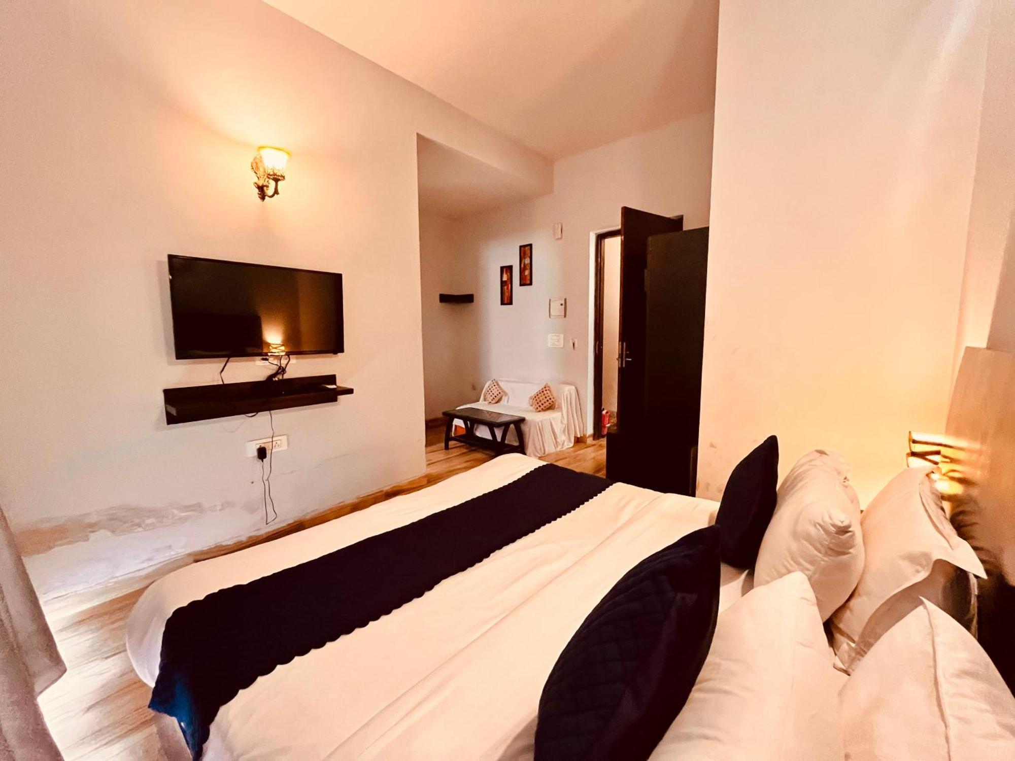 Pearl Grand Boutique Cottage In Omaxe Anandam Vrindavan - #Premium Ac Rooms With Balcony #Big Parking #Lift #Garden #Peaceful Area #Near Prem Mandir #Property Of The Year #Most Awarded Esterno foto