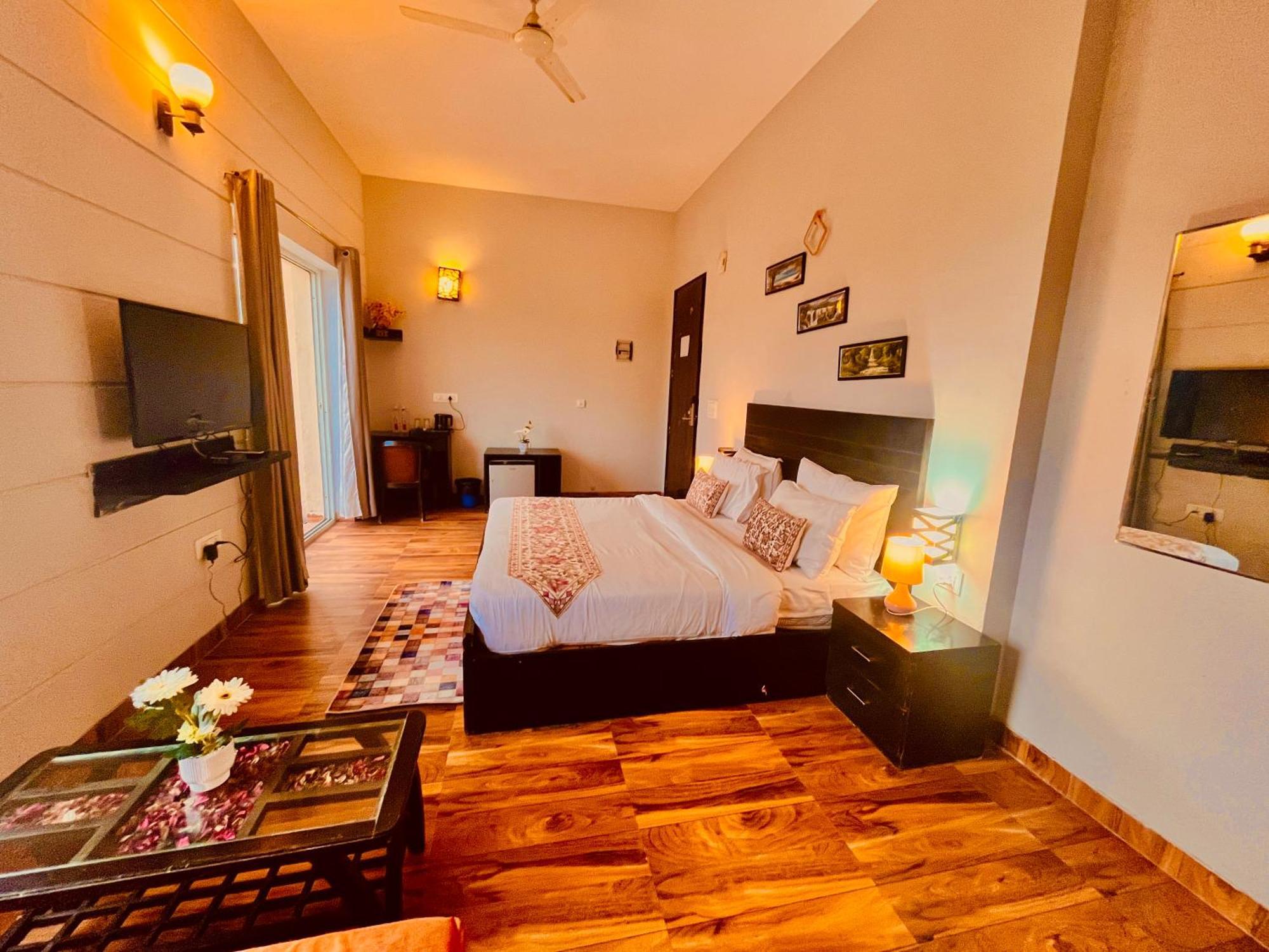 Pearl Grand Boutique Cottage In Omaxe Anandam Vrindavan - #Premium Ac Rooms With Balcony #Big Parking #Lift #Garden #Peaceful Area #Near Prem Mandir #Property Of The Year #Most Awarded Esterno foto